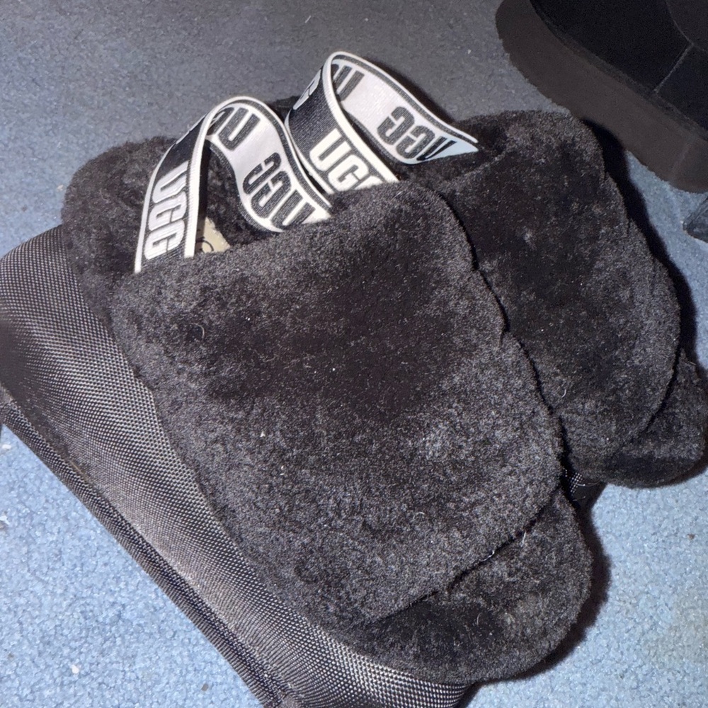 UGG Black Plush “YEAH” Slippers/ Sandals! 🖤🖤🖤